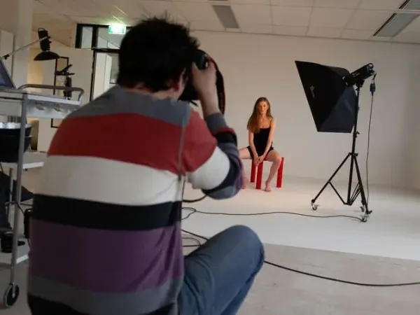 Stefan Segers aan het werk tijdens een fotoshoot