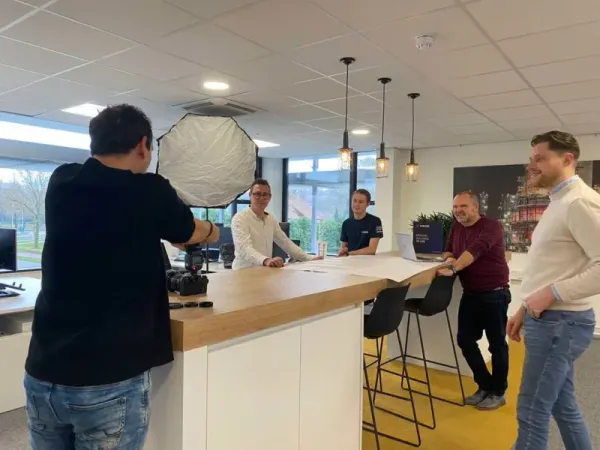 Stefan Segers aan het werk tijdens een fotoshoot