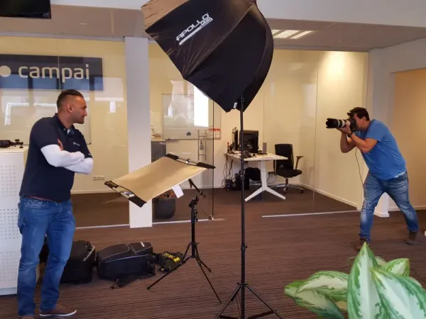 Stefan Segers aan het werk tijdens een fotoshoot