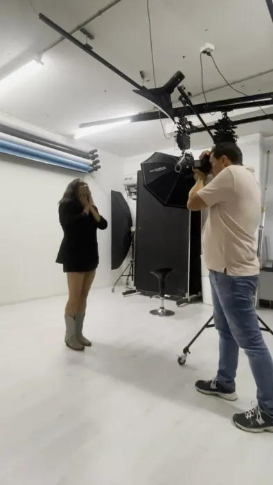 Cover for Raw & Stylish: Achter de Schermen van Kyara Gorsira’s Presskit Fotoshoot