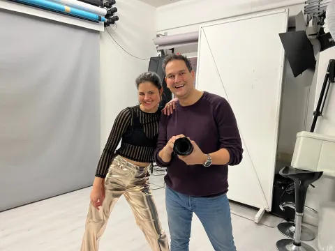 Stefan Segers en klant poseren samen in de fotostudio in Zoetermeer met witte achtergrond