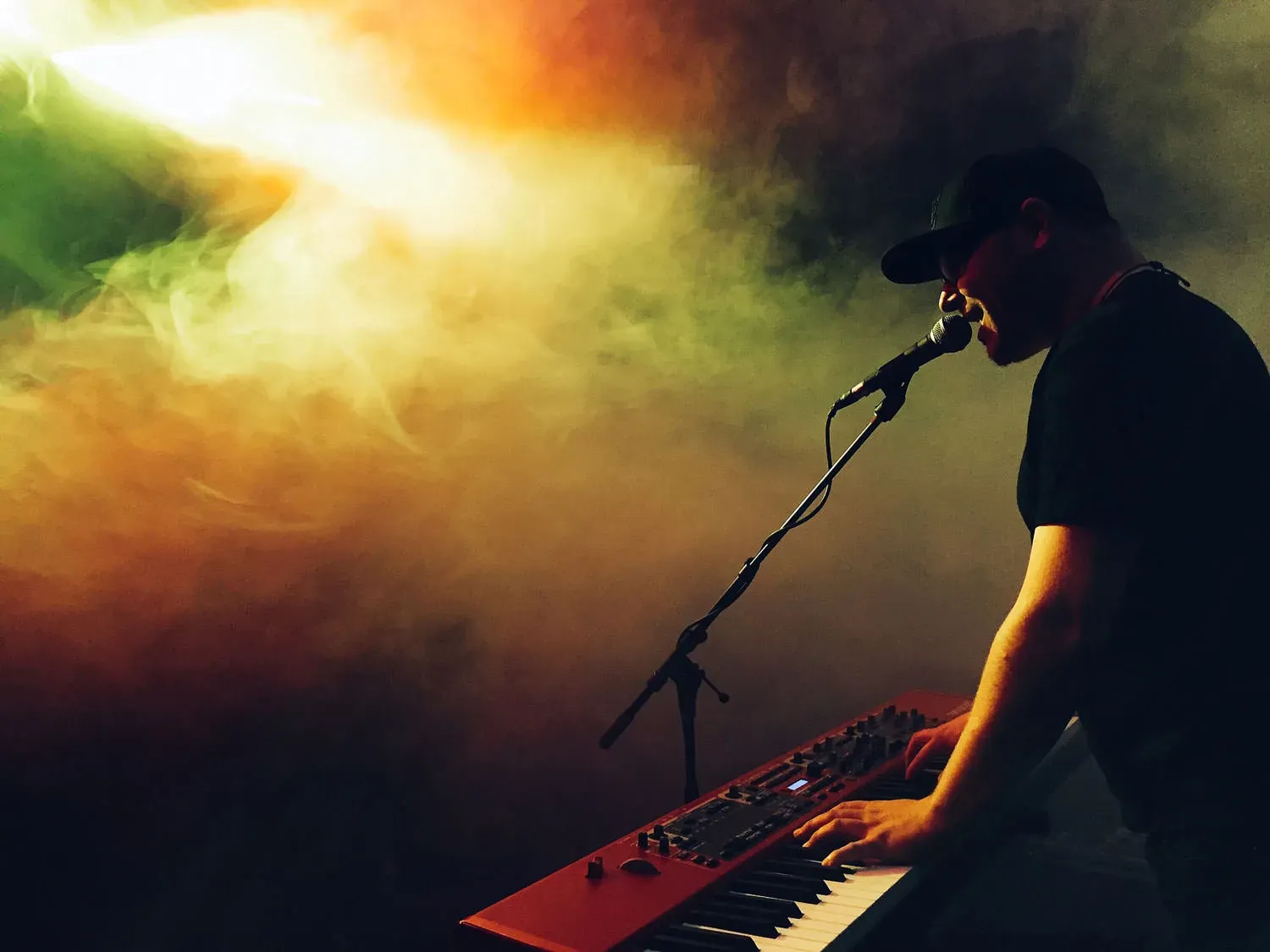 keyboard speler op het podium tijdens concert fotografie