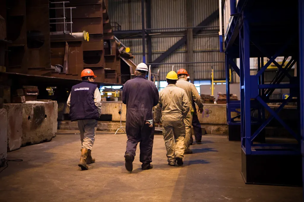 werklui op weg naar schip
