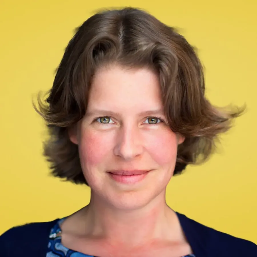 Portret van een jonge vrouw voor een gele achtergrond in de fotostudio