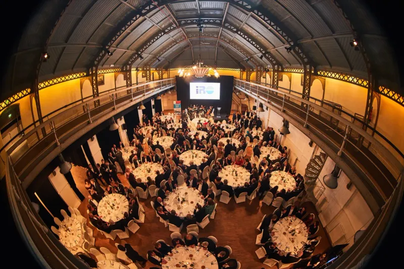 Galadiner met ronde tafels in een monumentale zaal met tongewelf