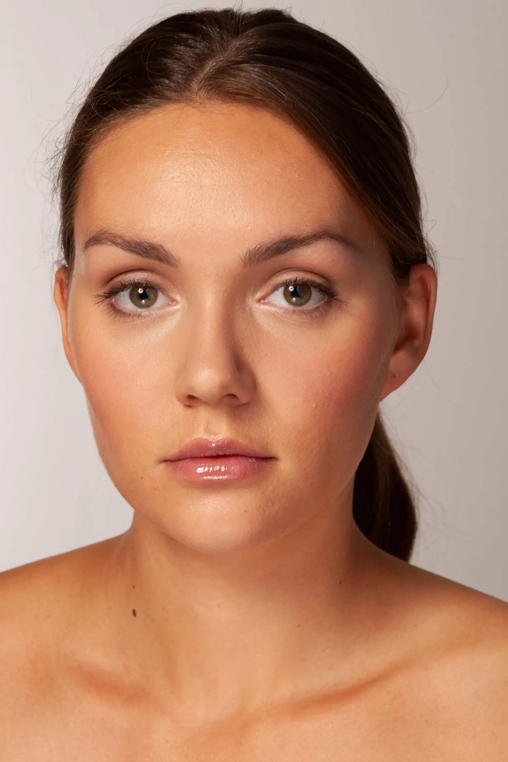 Hier zie je Claudia met make-up. Een wereld van verschil!