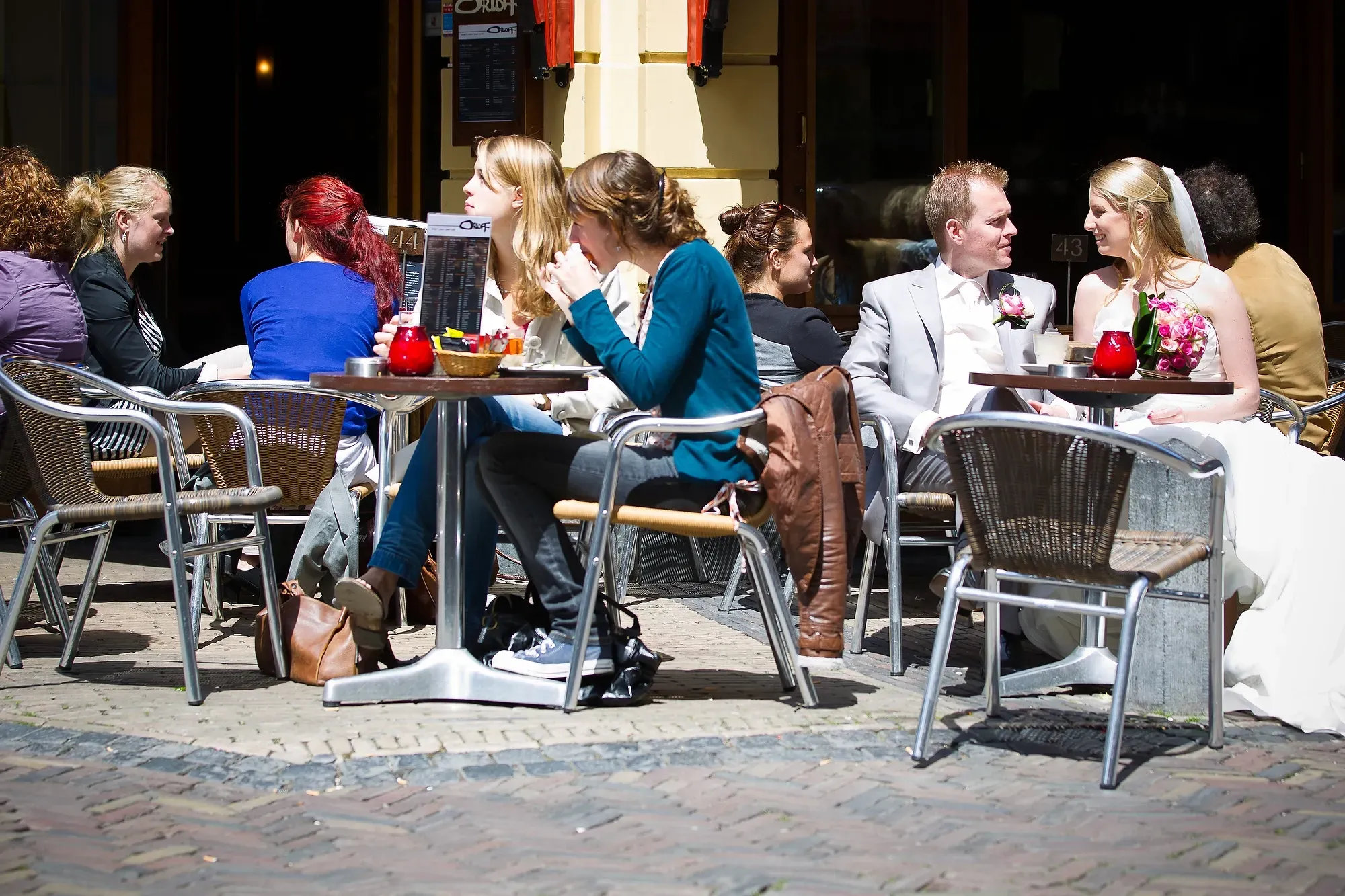 op het terras