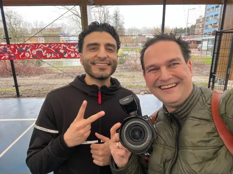 Stefan Segers en klant maken een lachende selfie buiten op locatie tijdens een castingshoot