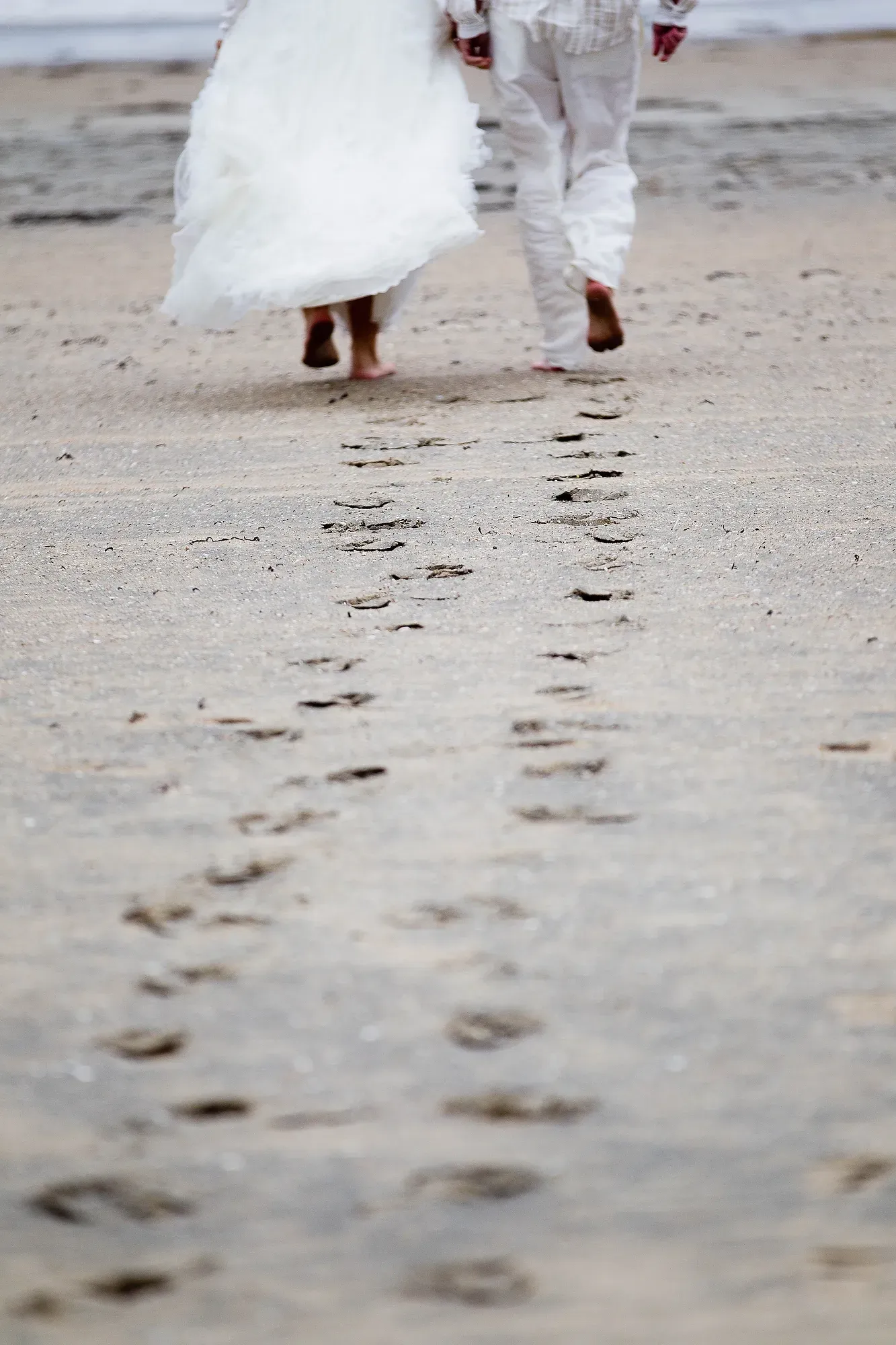 trouwreportage met balonnen op het strand