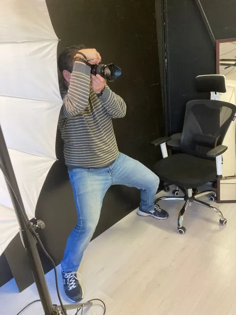 Stefan Segers fotografeert een vrouw met reflectiescherm en studioverlichting op locatie