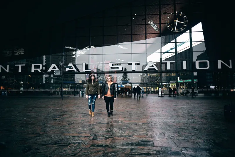 Stel op het lege stationsplein voor Rotterdam Centraal in de schemering