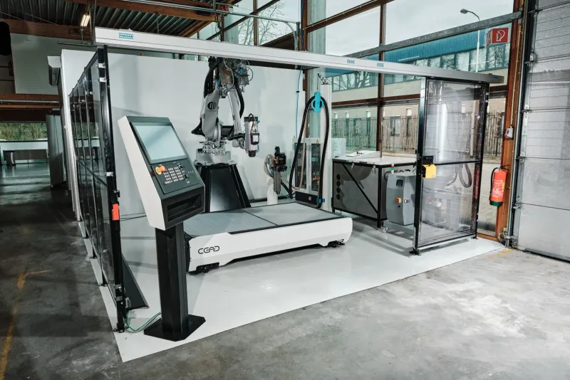 Grote industriële CNC-machine in een fabriekshal