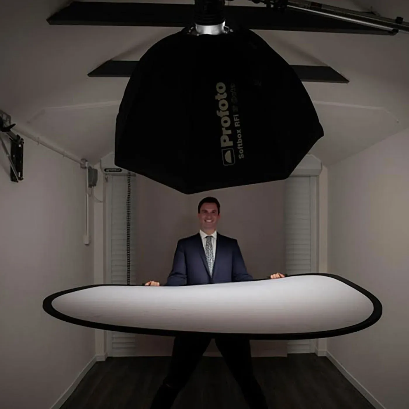 Hier zie je een clamshell lichtopstelling: een softbox boven en een reflectiescherm onder.