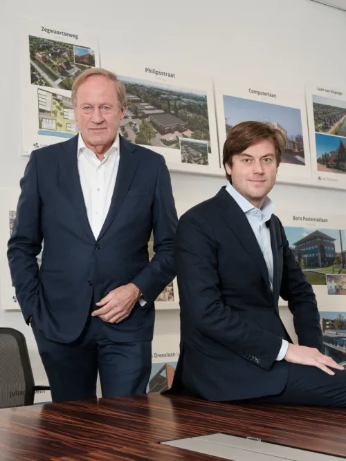 Zakelijk portret van twee collega's op kantoor